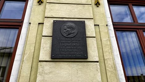 Tablica pamiątkowa w miejscu urodzenia Leopolda Hohla